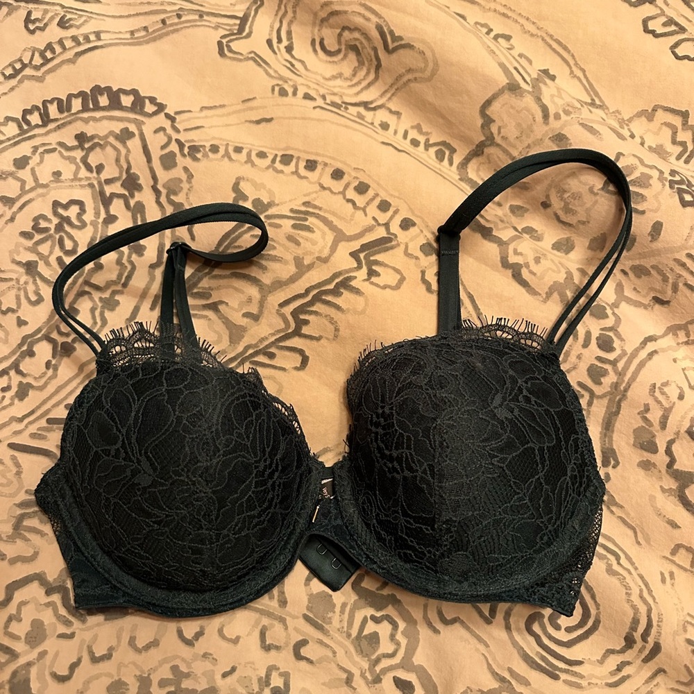 Victoria’s Secret Green Lace Demi Bra - Size 32C (never worn!)